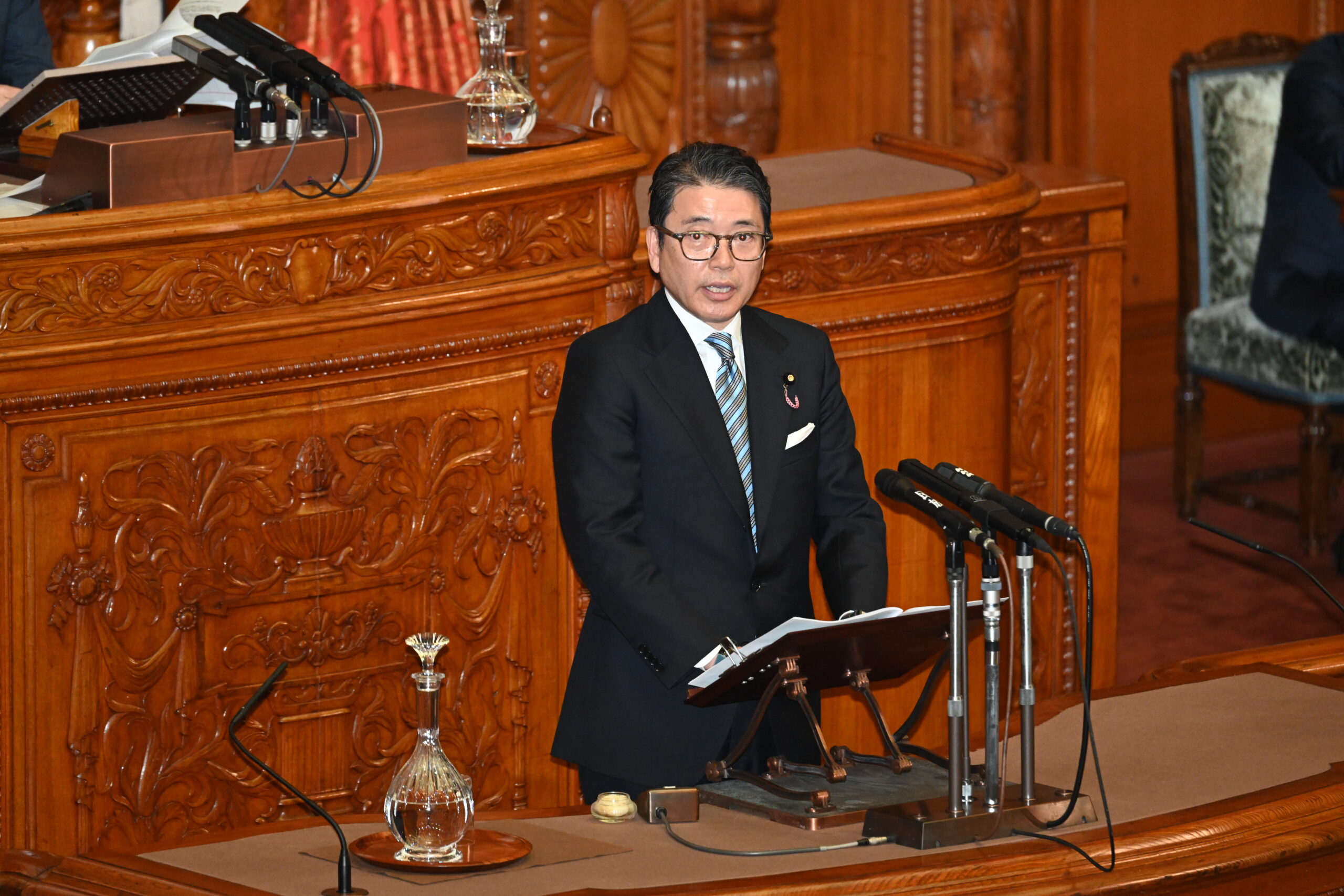 活動レポート[参議院本会議にて財政演説に対する代表質問を行いました